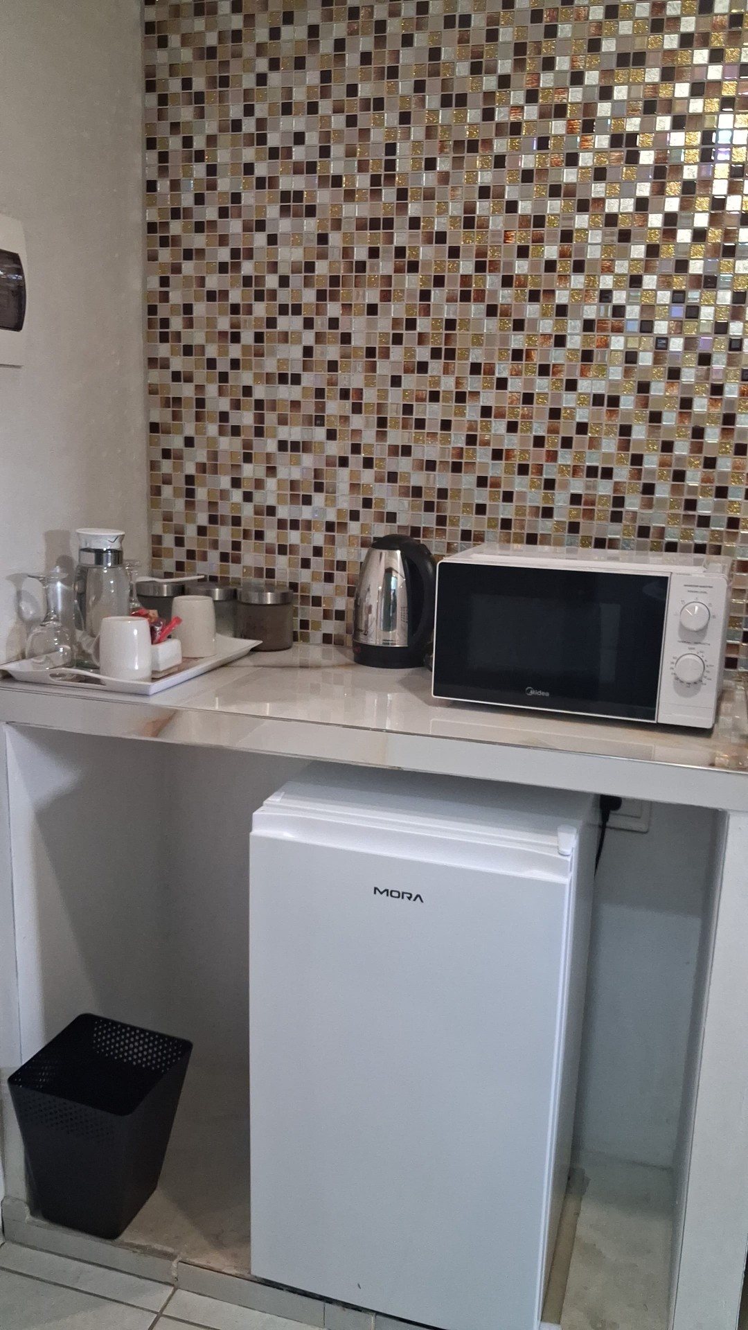 In-room kitchenette with kettle, microwave and Mora mini fridge