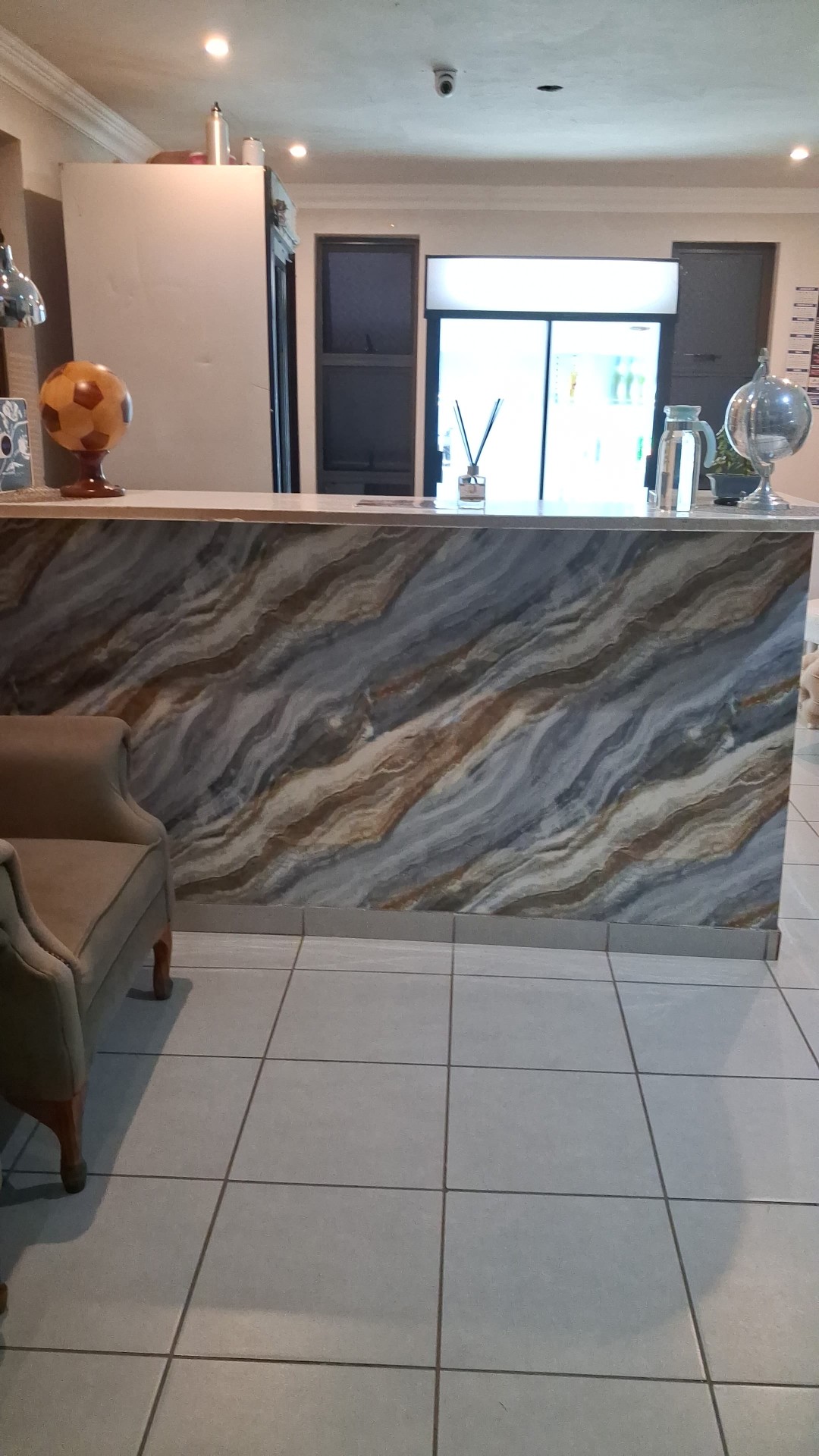 Reception counter with marble-effect front and welcome décor
